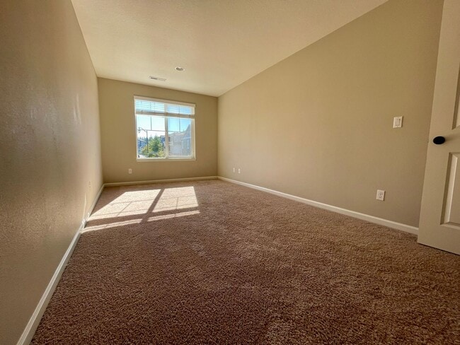 Building Photo - 16985 NW Madrone St