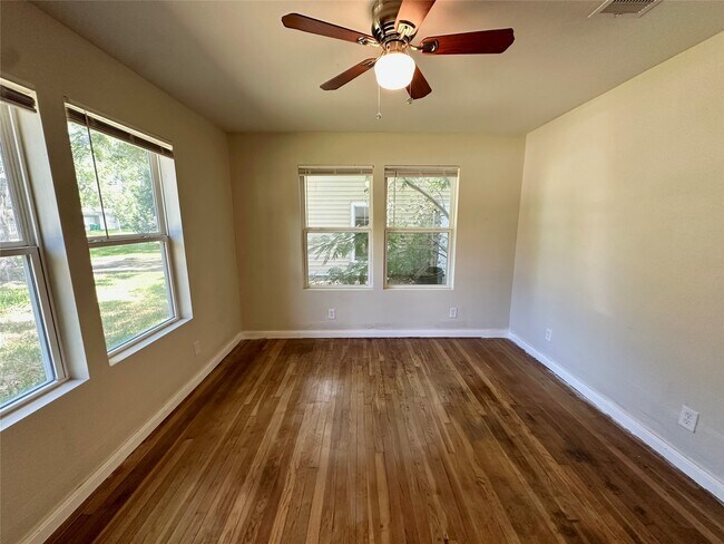 Building Photo - 6 E Southlawn Ave