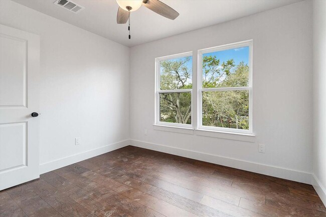 Building Photo - 114 Shady Bluff Dr