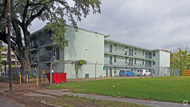 Primary Photo - Oak Tree Apartments