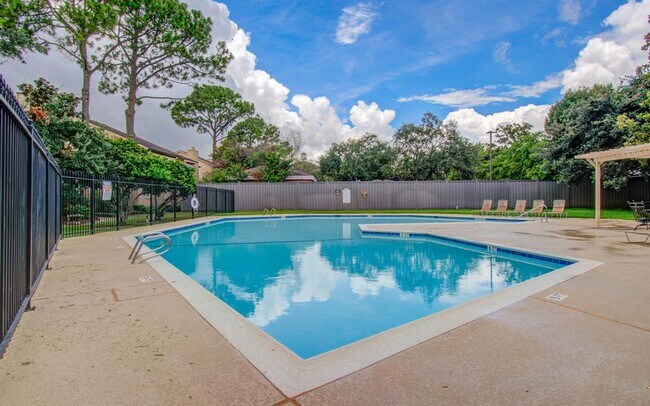 Building Photo - 926 Memorial Village Dr