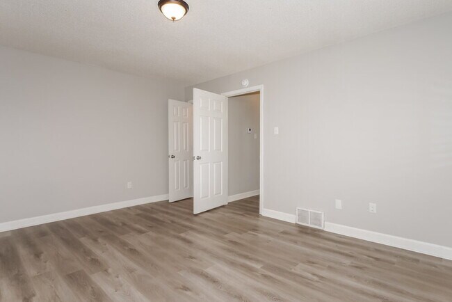 Building Photo - 7333 Eastover Blvd