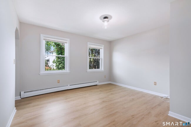 Building Photo - 40 Kingsbury Ln