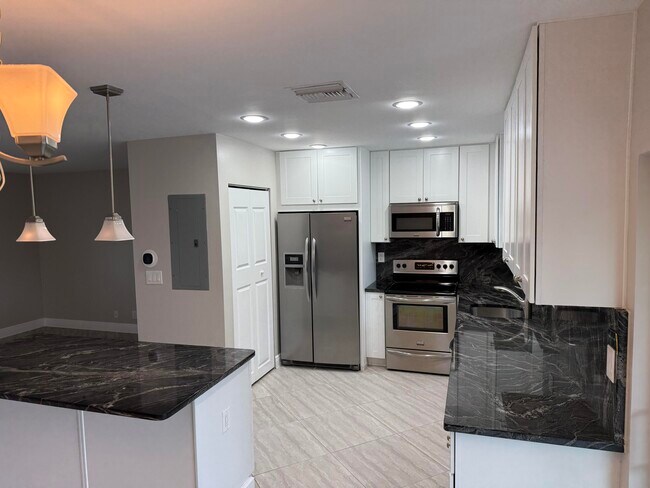 Building Photo - 105 Palamino Cir