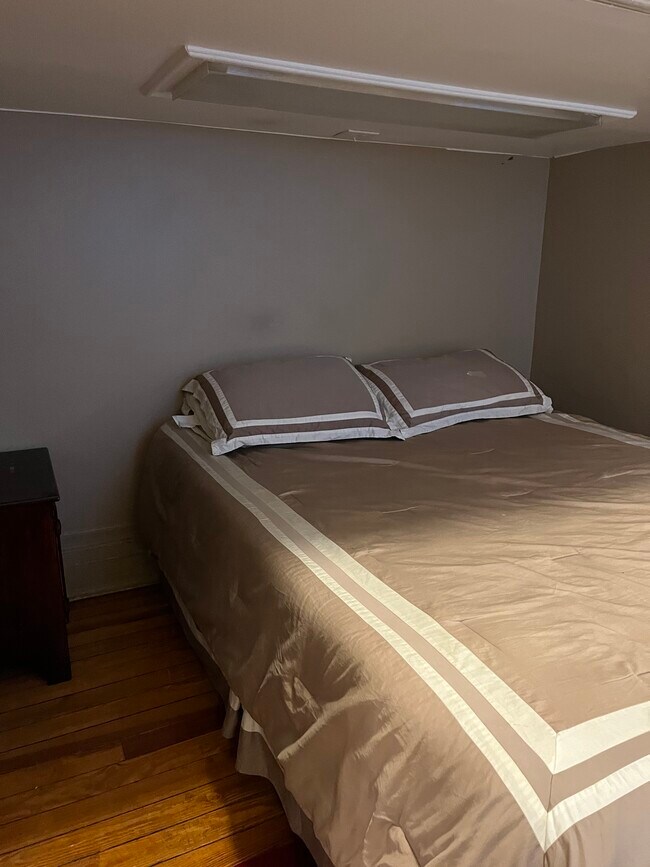 Building Photo - 20 E Goethe St