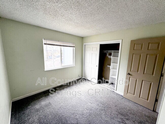 Building Photo - 915 Hathaway Dr