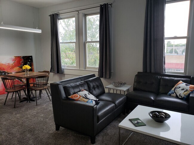 Building Photo - 209 5th St