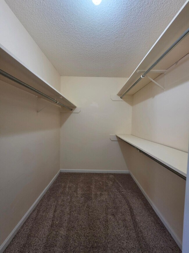 Building Photo - 450 Derek Dr