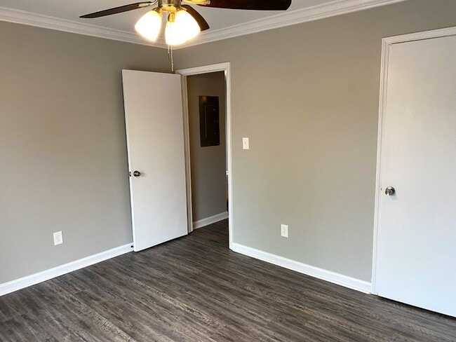 Building Photo - 2018 Hobbs Rd SE