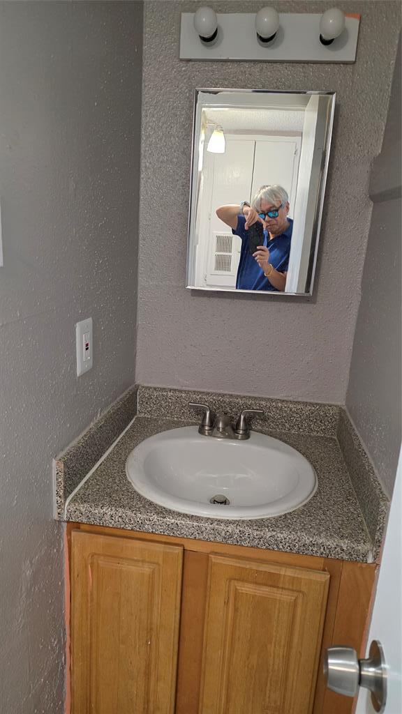 Building Photo - 2124 Burton Dr