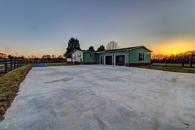 Building Photo - 2210 Stony Point Rd