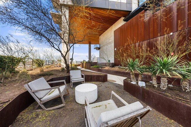 Building Photo - 70 Rainey St