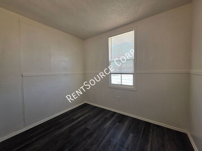 Building Photo - 250 Juniper St