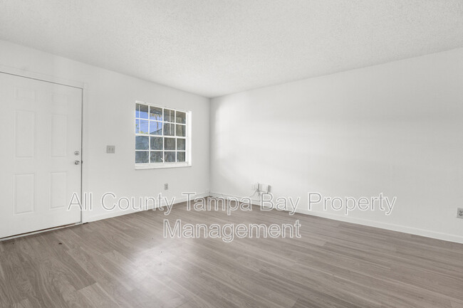 Building Photo - 402 W Columbus Dr
