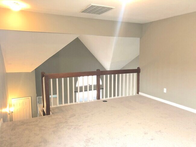Building Photo - TOWN HOME W/ LOFT AND OPEN FLOOR PLAN FOR ...