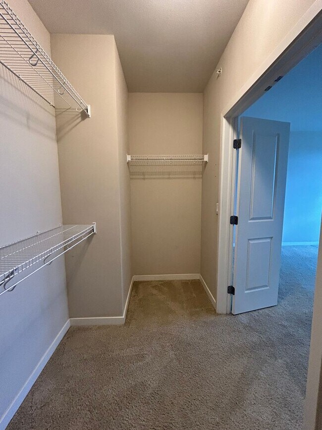 Building Photo - Top floor 2bd 2 bath condo conveniently located in Broomfield!
