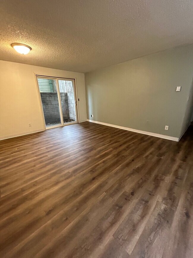 Building Photo - 2 Bedroom, 1 Bathroom apartment Available Immediately