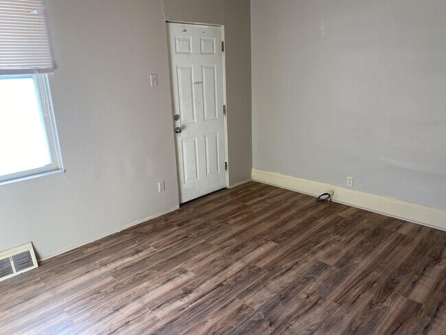 Building Photo - 304 Strawberry Way