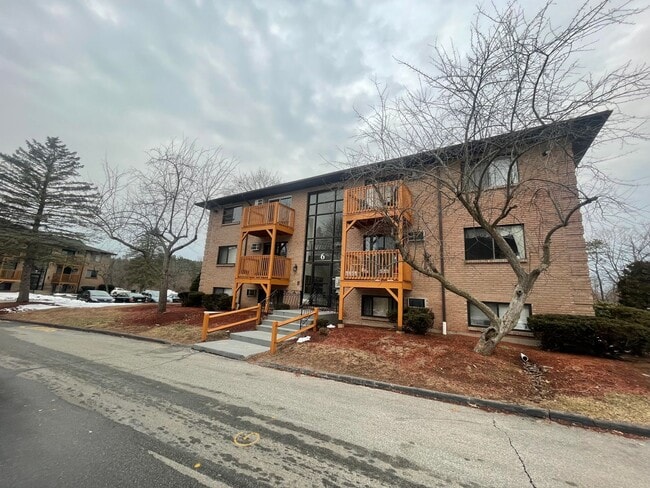 Building Photo - Quiet Corner Apartment in the Heart of Salem