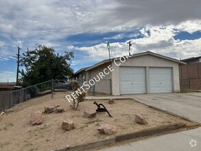 Building Photo - 2 Bedroom Duplex For Rent in Barstow