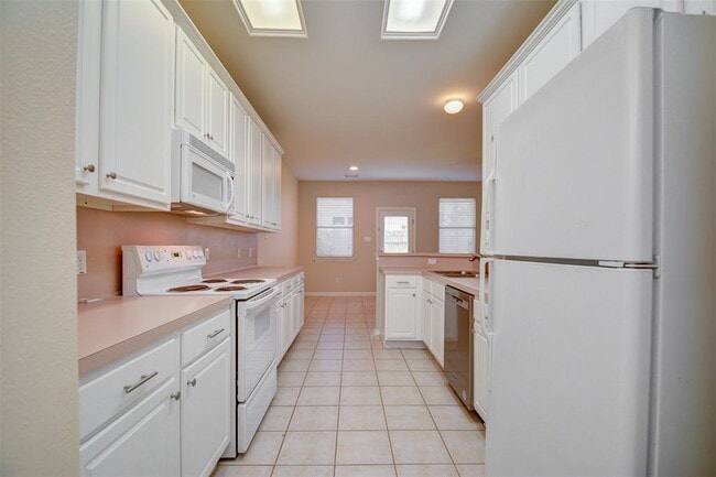 Building Photo - 5723 Vinemont Ln