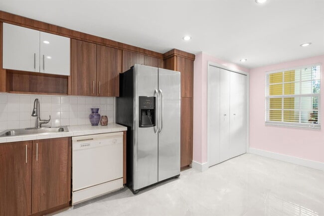 Building Photo - 500 Oaks Ln