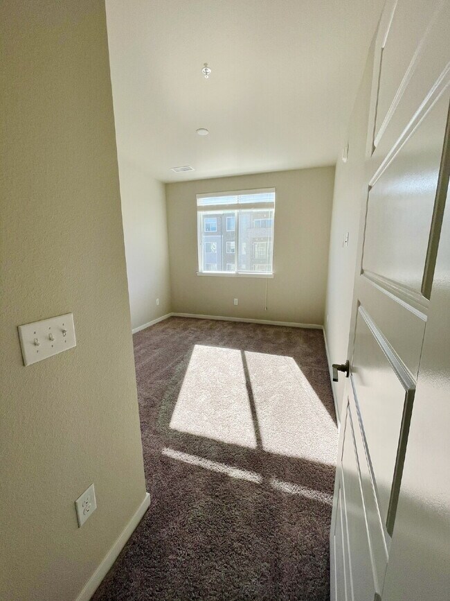 Building Photo - Don’t Miss Out on this 2 Bed/2 Bed in Litt...