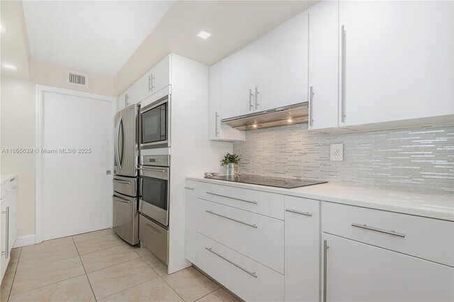 Building Photo - 6917 Collins Ave