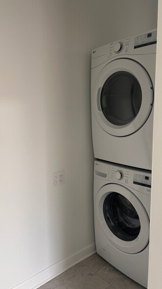 Building Photo - 1657 S Central Park Ave