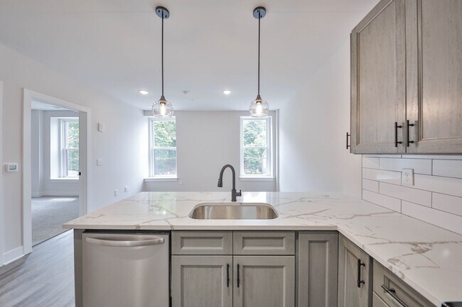 Building Photo - Brand New Luxury unit on Broadway in Bangor!