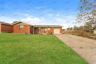 Building Photo - 1329 McGregor Dr