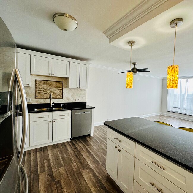 Building Photo - 5445 N Sheridan Rd