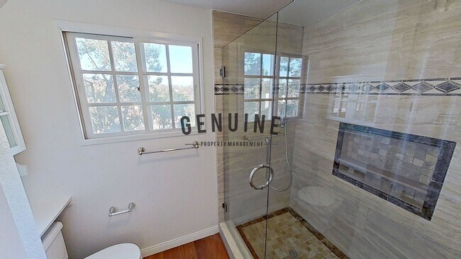 Building Photo - Spacious 2 Story 3Bd 2.5Ba Townhome