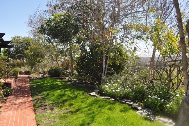 Building Photo - Serra Mesa  SFH Detached “4BR/2.5BA + offi...