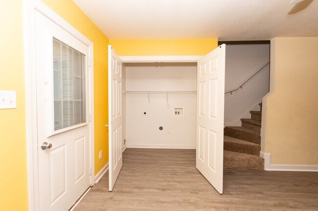 Building Photo - 104 Streamwood Dr