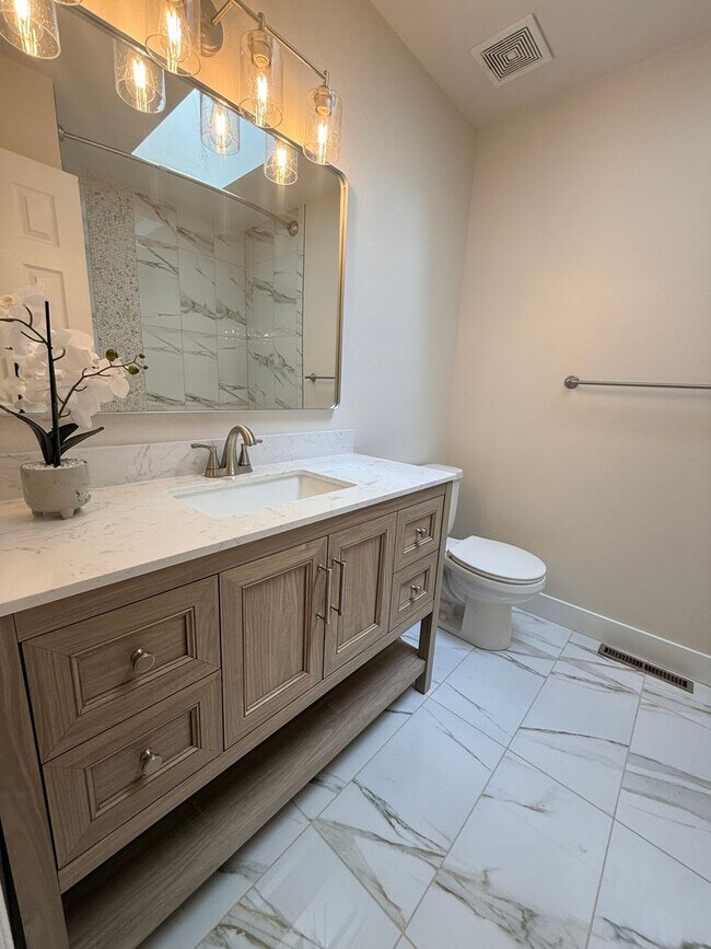 Building Photo - Beautifully Remodeled 3-Bed, 2-Bath Townhouse in Central Boulder