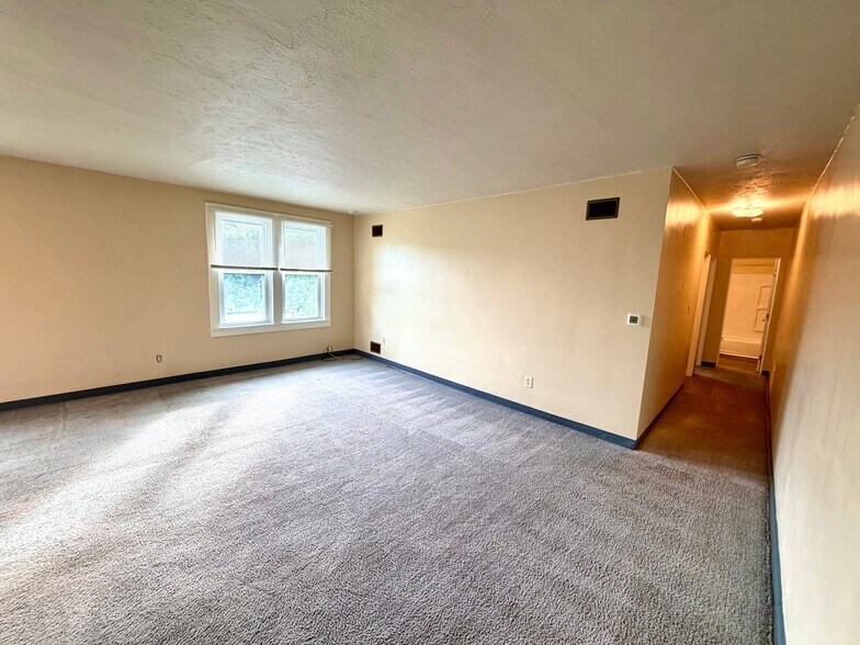 Building Photo - 207 Newport Rd