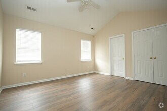 Building Photo - 3 bedroom, 2.5 bathroom home with great cu...