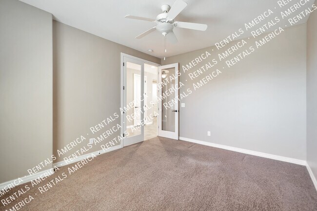 Building Photo - GORGEOUS 4/2.5 + DEN with Spa in Chandler!