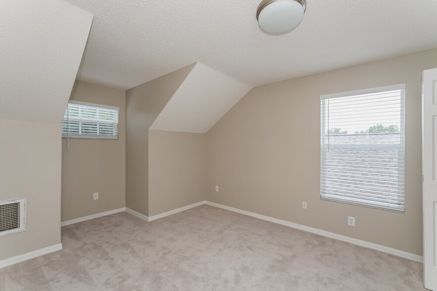 Building Photo - 6637 Summer Haven Dr