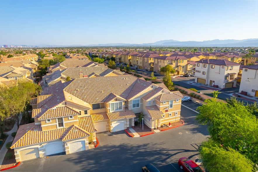 Building Photo - 5855 Valley Dr