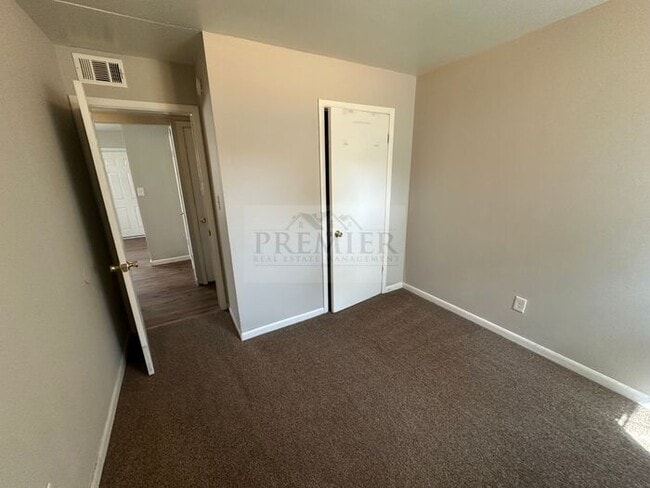 Building Photo - 2 bd/1 ba duplex 6111 E 153rd St #A, Grand...