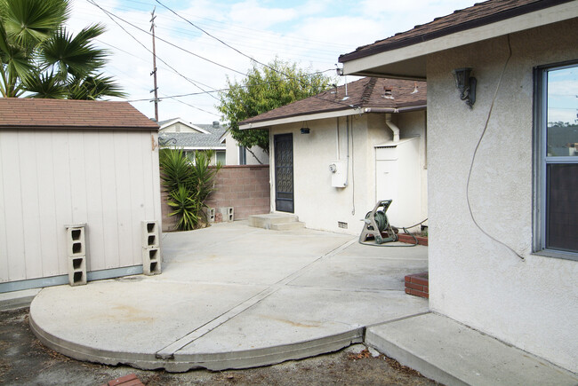 Building Photo - LOVELY 3 BED 1 1/2 BATH HOUSE in LONG BEACH