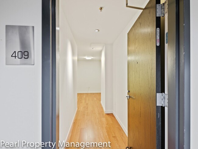 Building Photo - Waterfront Pearl - 1 bed/1.5 bath/den sw corner unit with parking/2 balconies/river view/most uti...