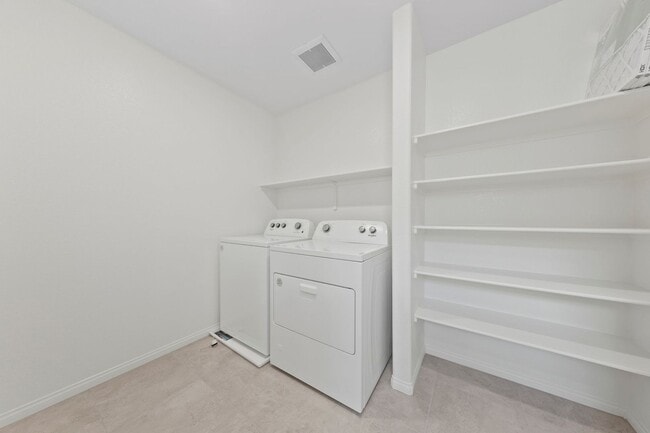Building Photo - 412 Canary Song Dr