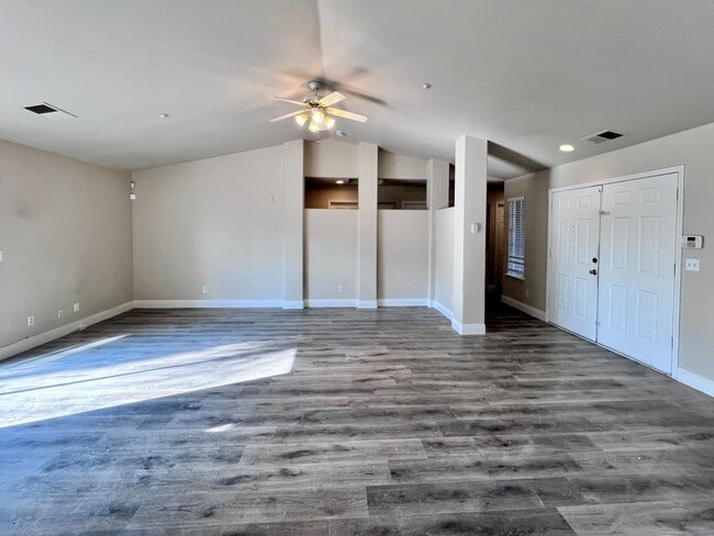 Building Photo - $2,750 West Fresno Near Island Water Park  4 Bed W. San Ramon