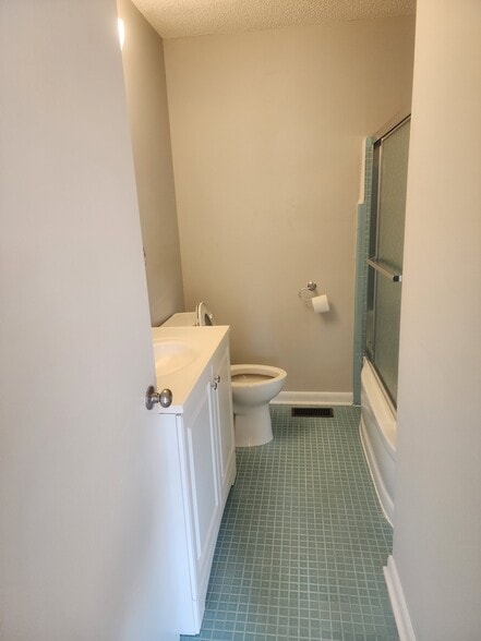 Hall full bath - 3231 Dorian Rd