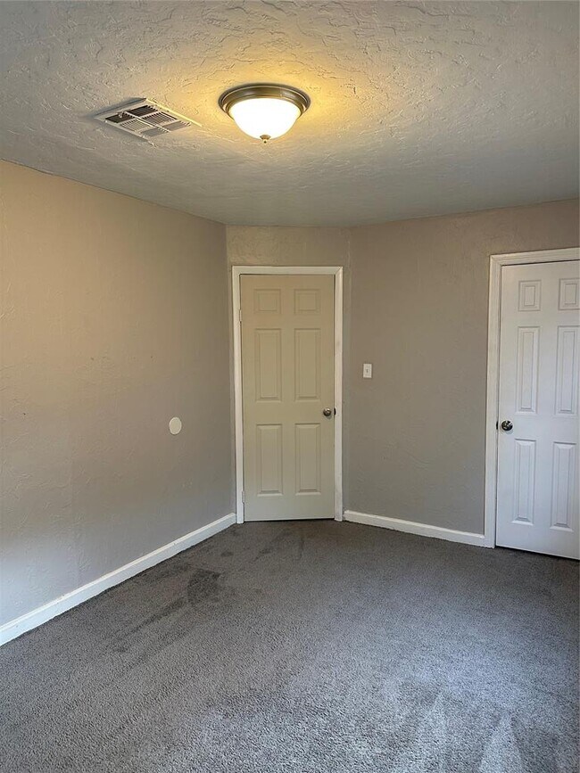 Building Photo - 220 W Jacobs Dr