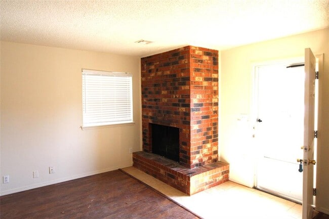 Building Photo - 112 NE 12th St