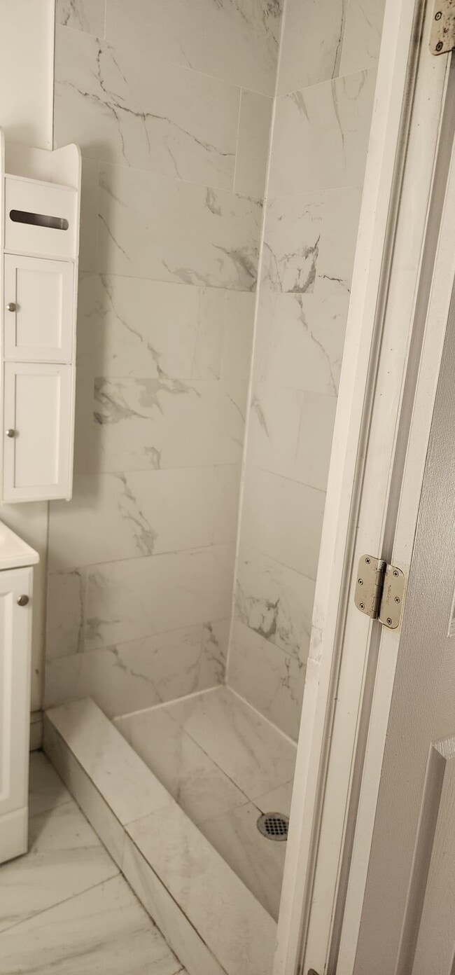 Building Photo - 325 37th St